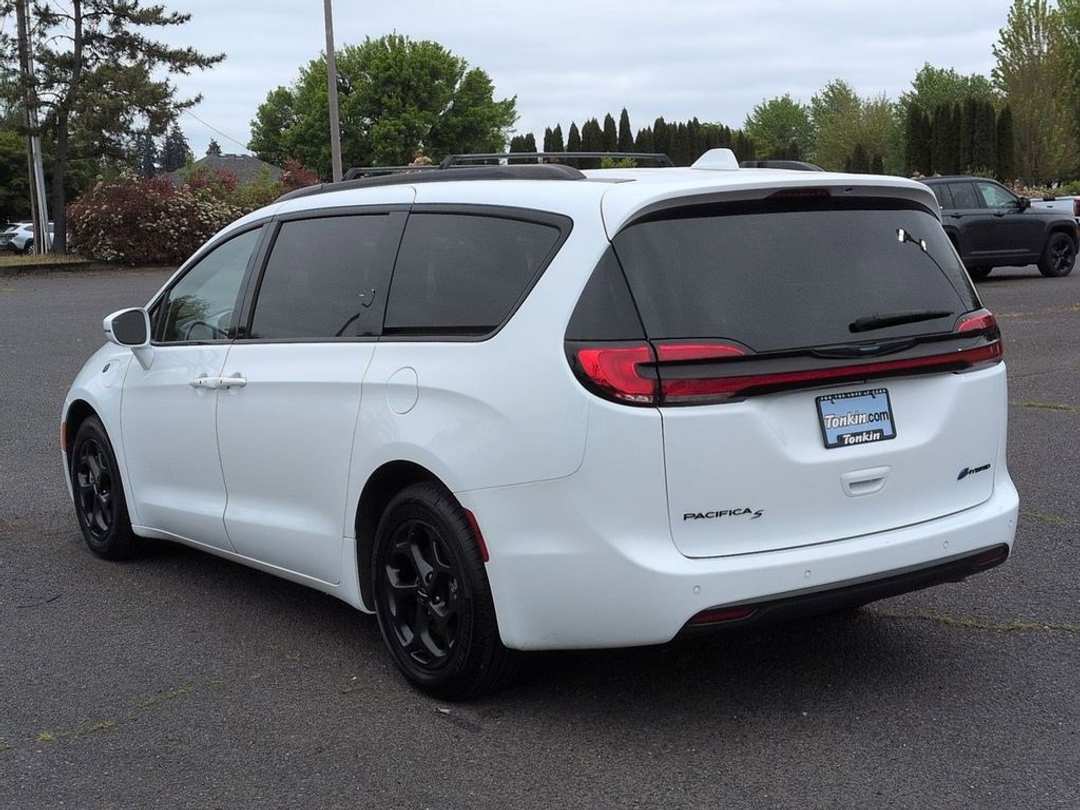 2021 Chrysler Pacifica Hybrid Touring - Image 3