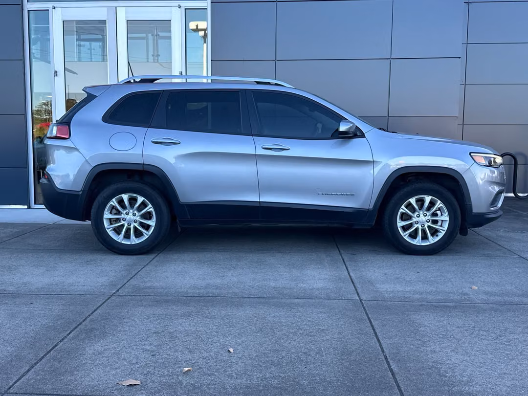 2021 Jeep Cherokee Latitude - Image 2