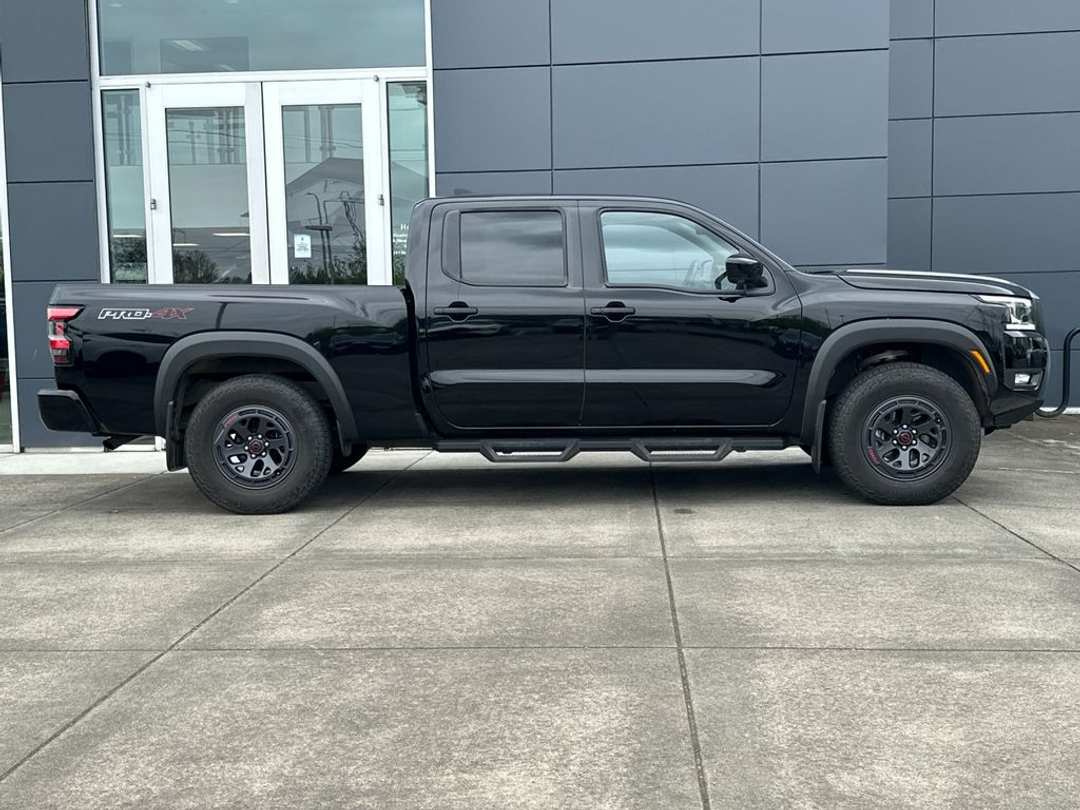 2025 Nissan Frontier PRO4X - Image 2