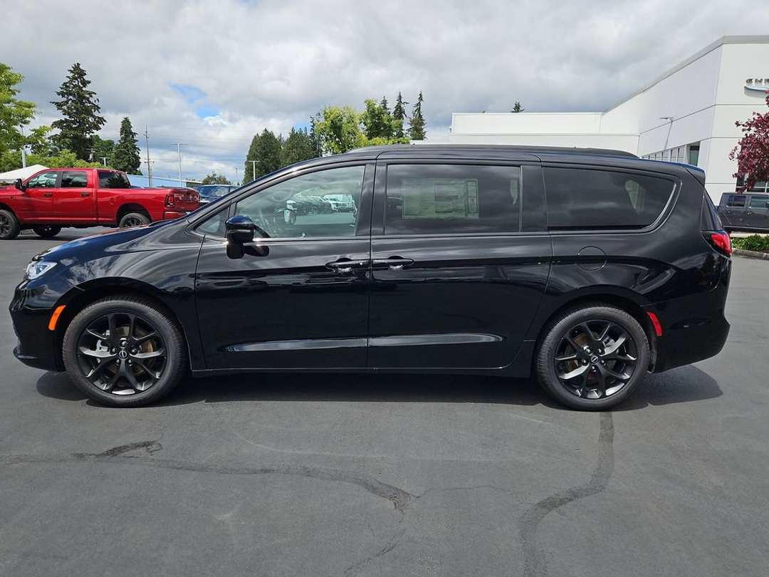 2026 Chrysler Pacifica Select - Image 3