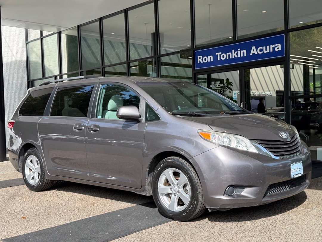 2017 Toyota Sienna LE - Image 2