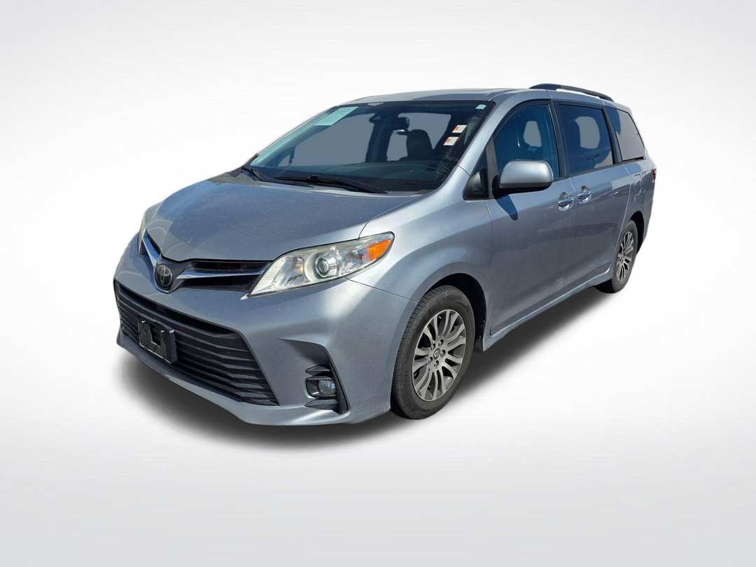 2018 Toyota Sienna L - Image 2