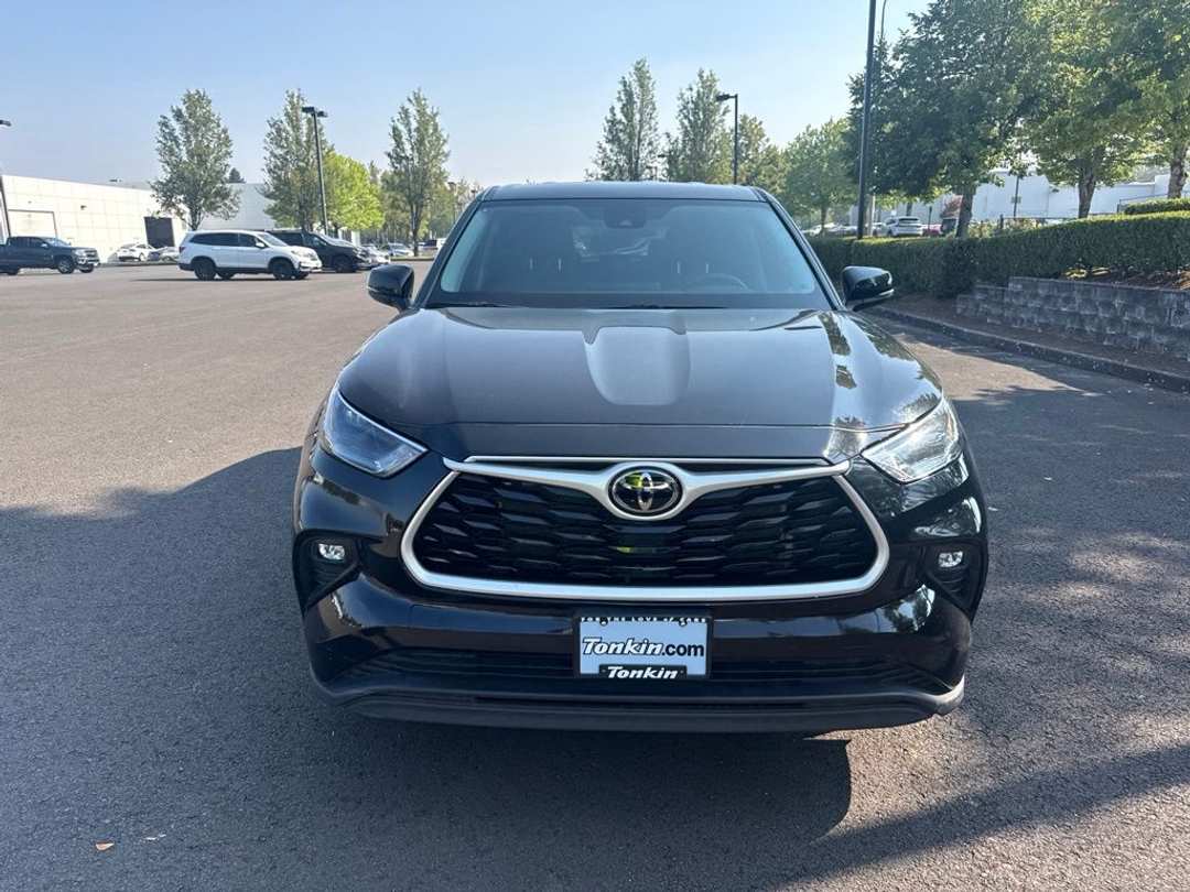 2024 Toyota Highlander LE - Image 2