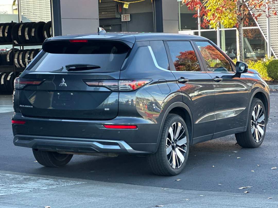 2025 Mitsubishi Outlander SE - Image 3