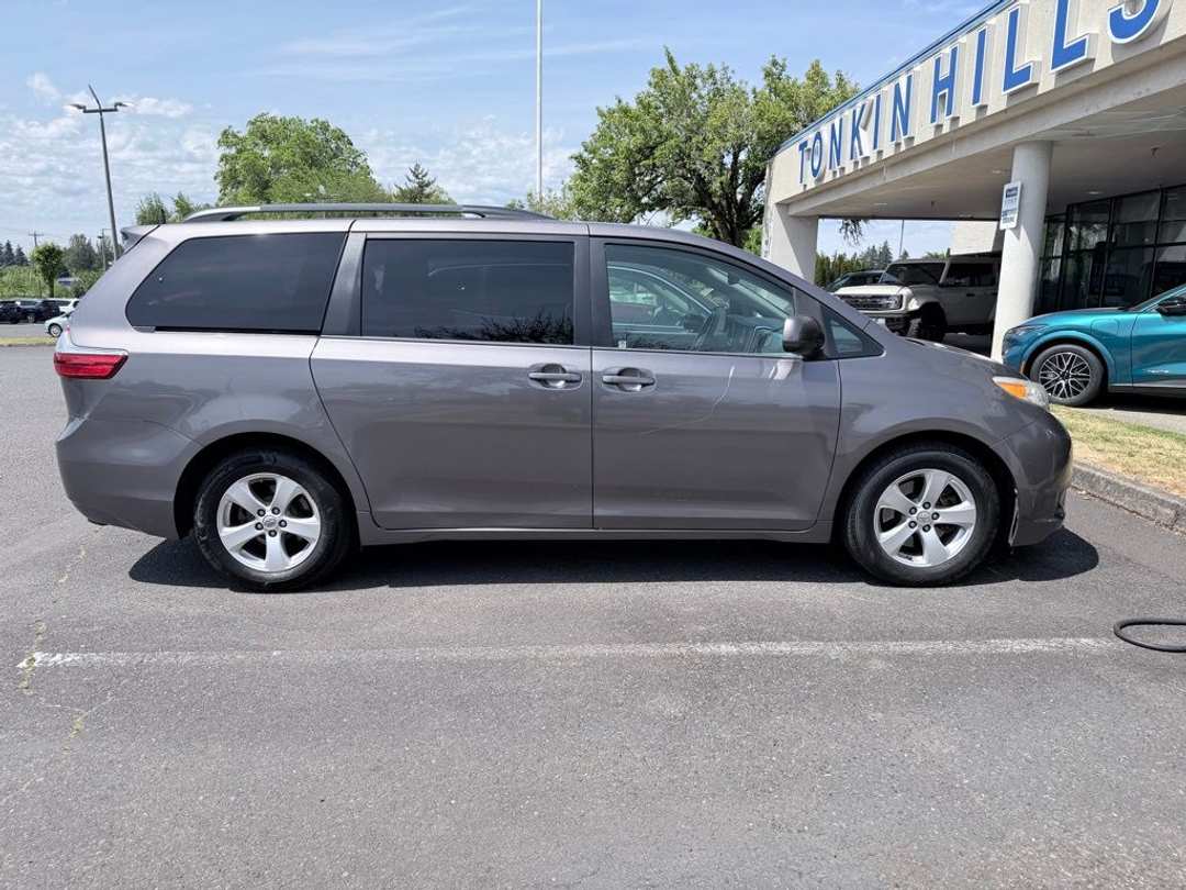2015 Toyota Sienna LE - Image 3