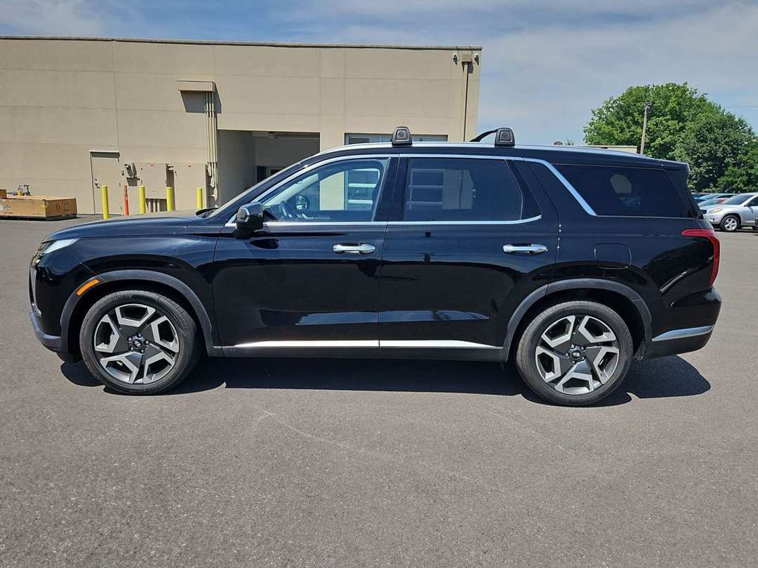2023 Hyundai Palisade Limited - Image 3