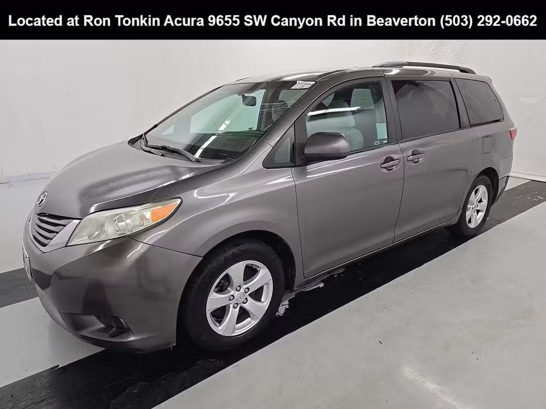 2017 Toyota Sienna LE - Image 3