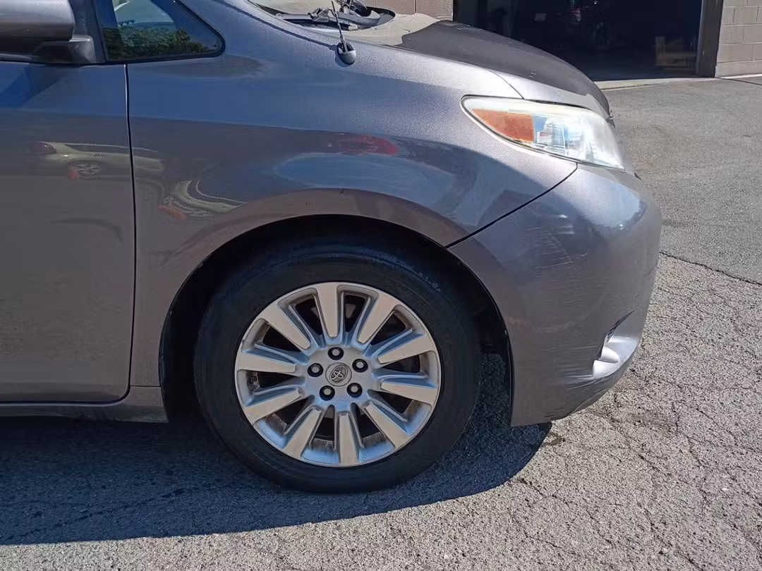 2014 Toyota Sienna XLE - Image 2