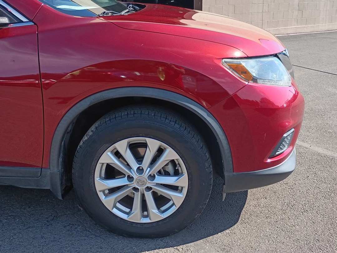 2016 Nissan Rogue SV - Image 2
