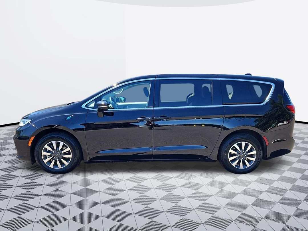 2024 Chrysler Pacifica Hybrid Select - Image 3