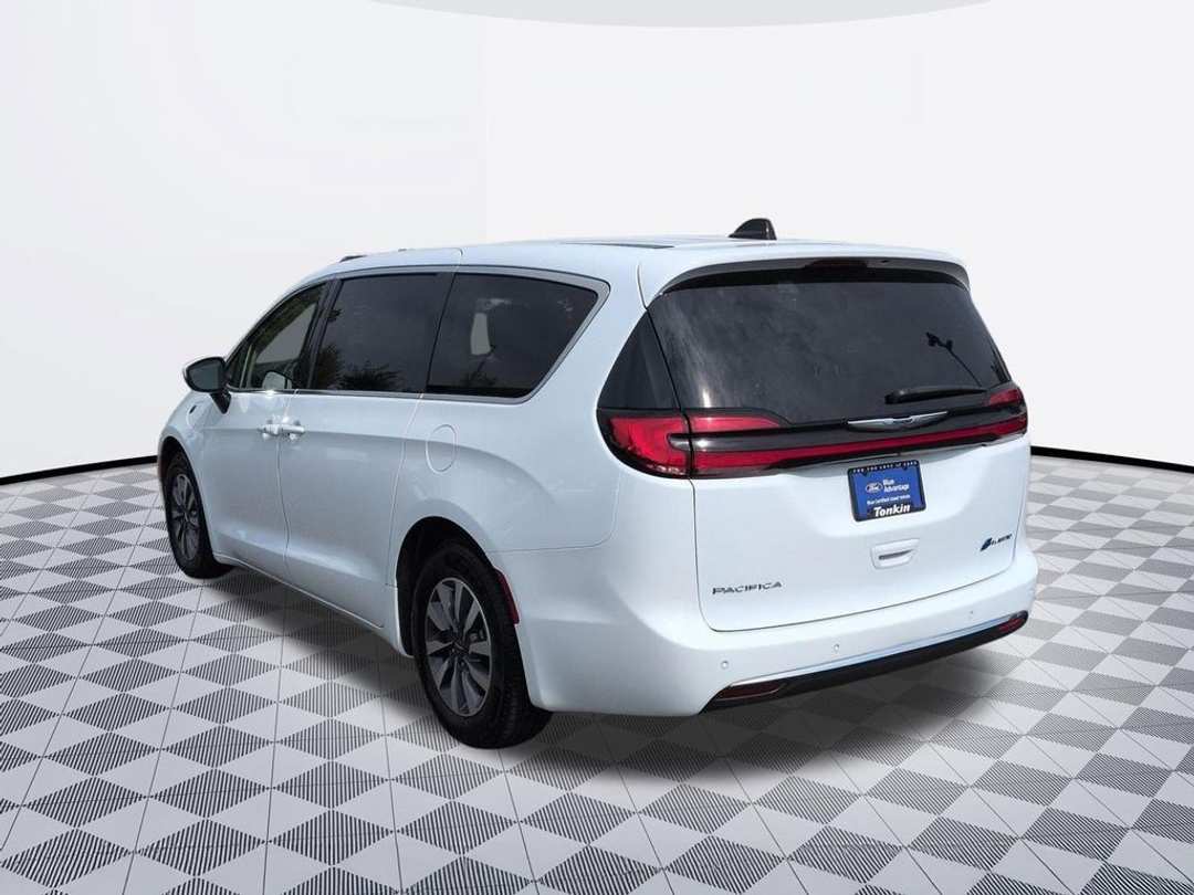 2023 Chrysler Pacifica Hybrid Touring L - Image 3