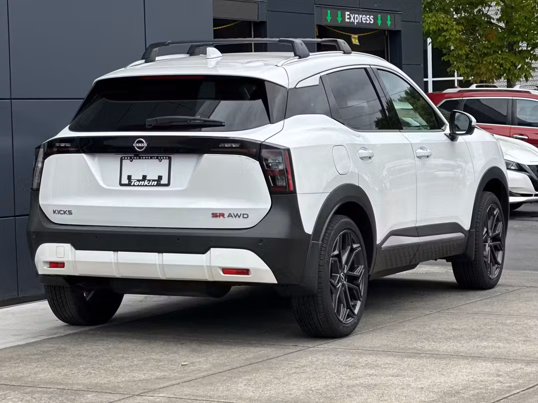 2025 Nissan Kicks SR - Image 3