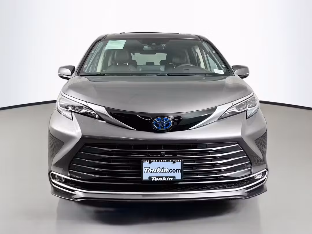 2024 Toyota Sienna Platinum - Image 2
