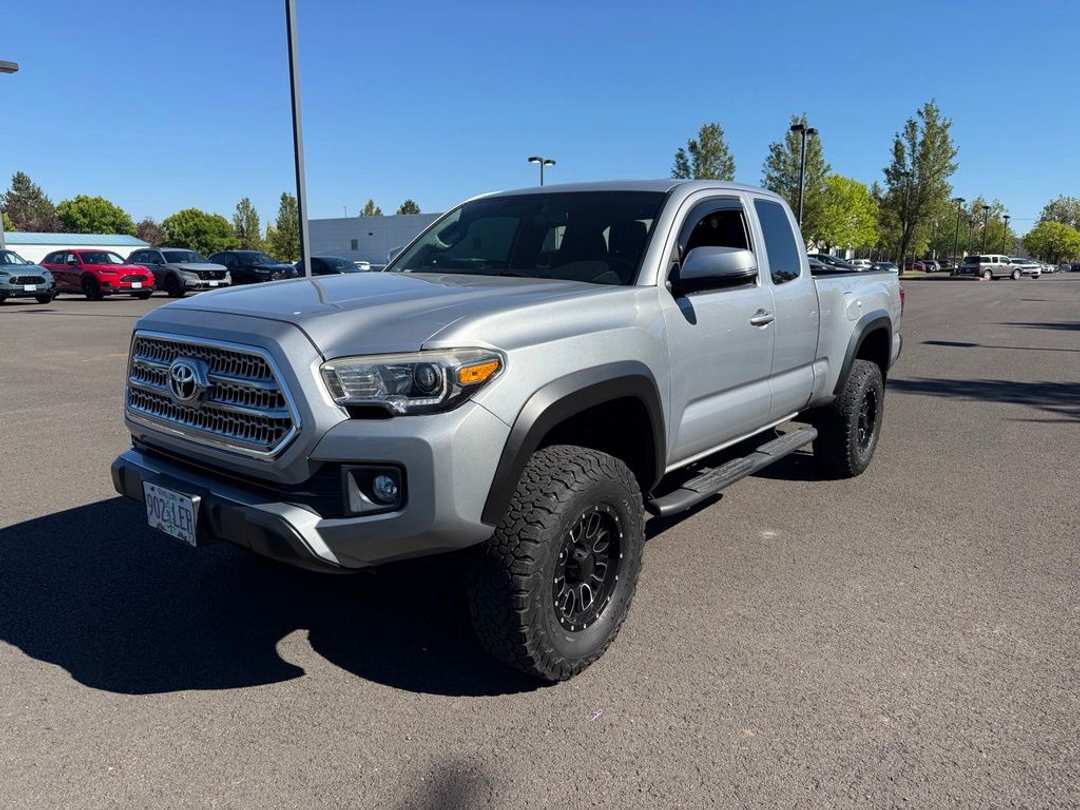 2017 Toyota Tacoma TRD OffRoad - Image 3