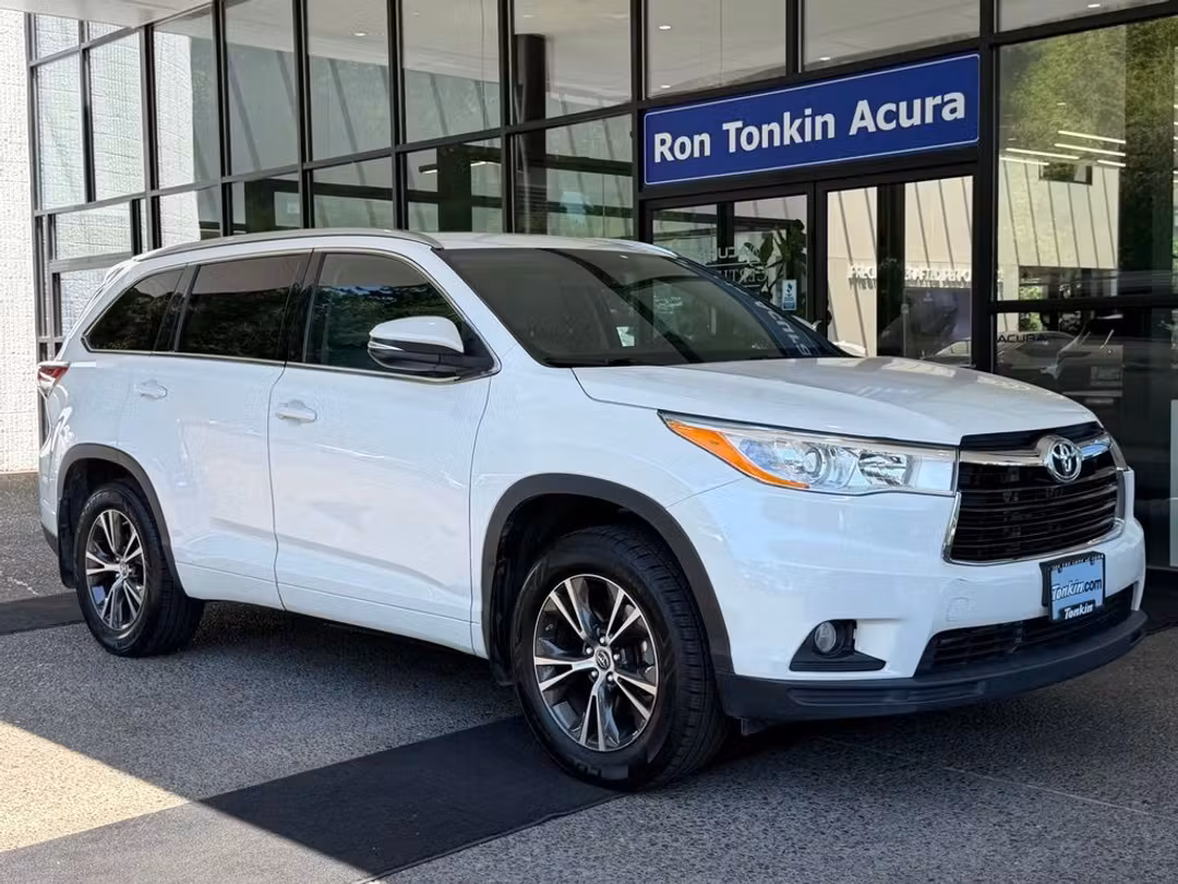 2016 Toyota Highlander XLE V6 - Image 2