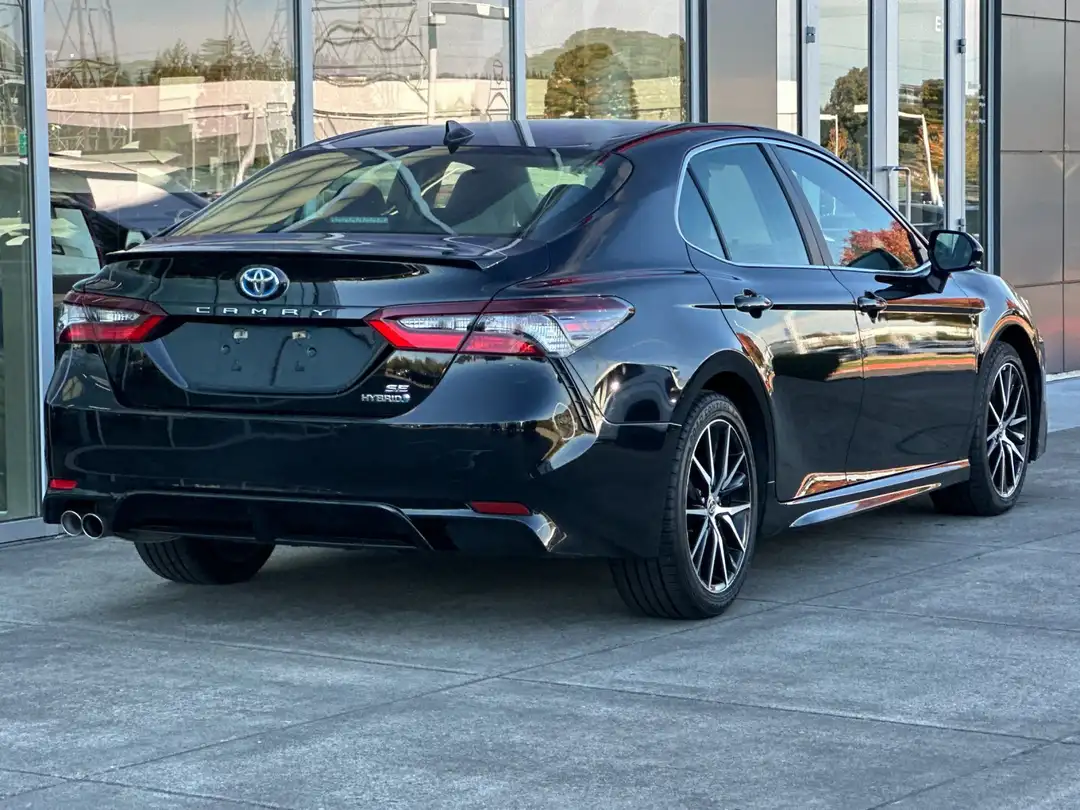 2023 Toyota Camry Hybrid SE - Image 3