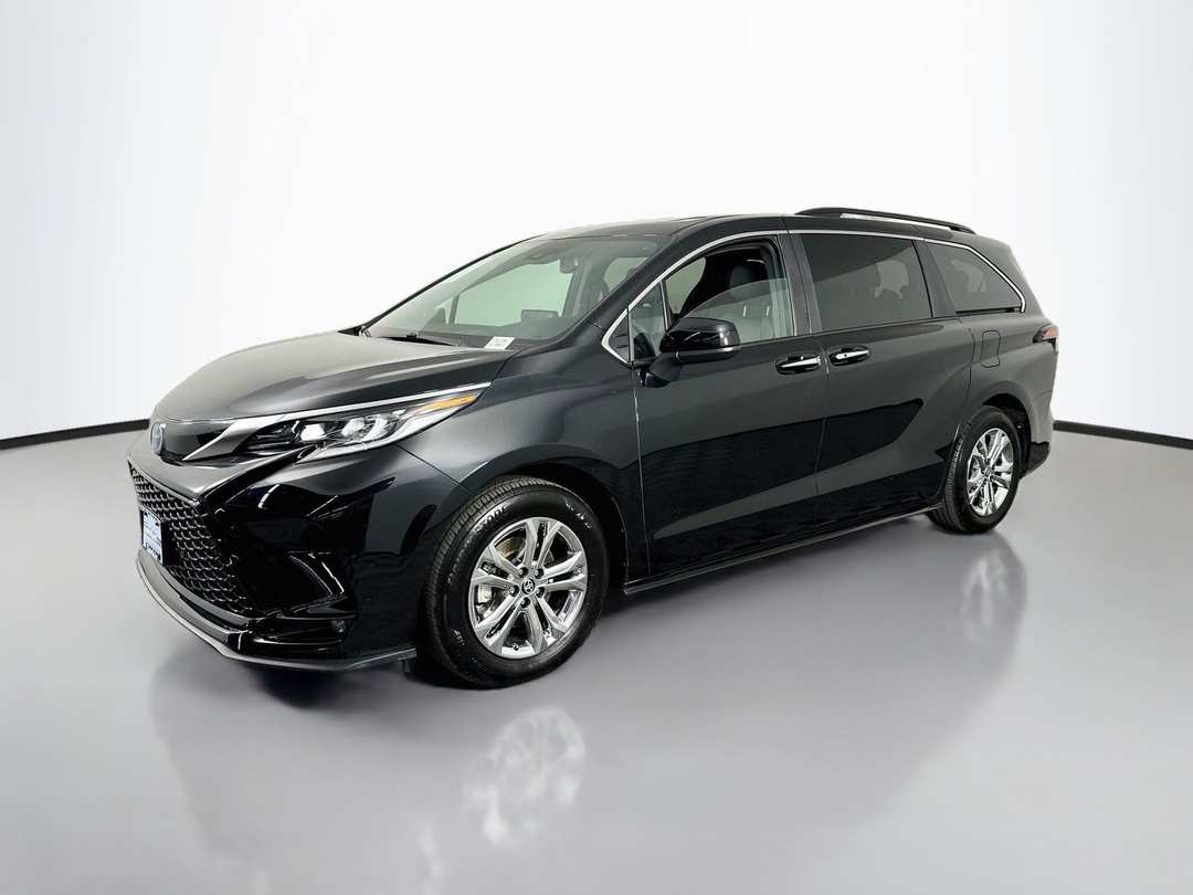 2023 Toyota Sienna XSE - Image 3