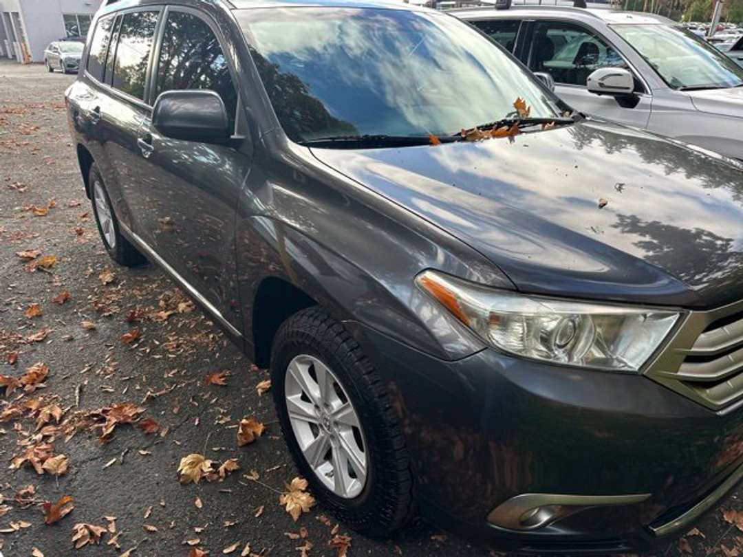 2013 Toyota Highlander SE - Image 3