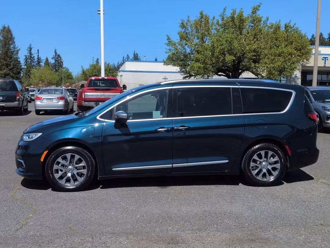 2022 Chrysler Pacifica Hybrid Pinnacle - Image 2