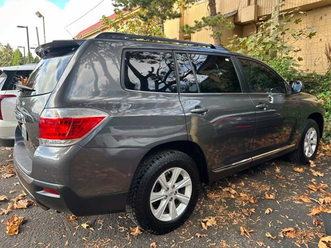 2013 Toyota Highlander SE - Image 2