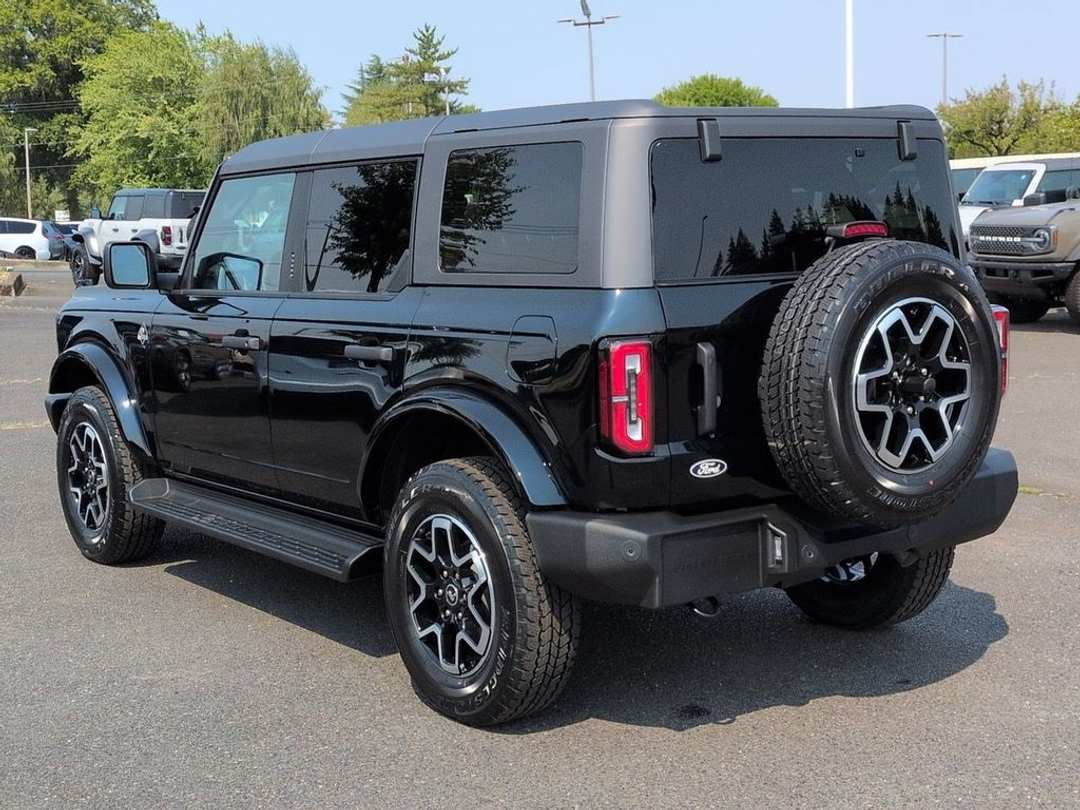 2026 Ford Bronco Outer Banks - Image 3