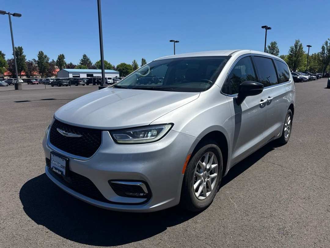 2024 Chrysler Pacifica Touring L - Image 3